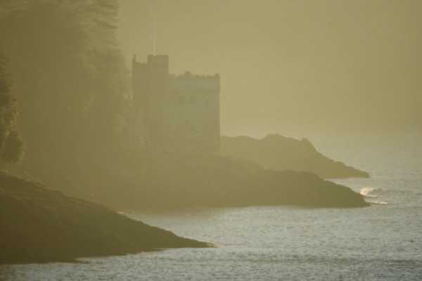 07 January 2021 - 09-05-32
A light mist and a heavy sun combine to make Kingswear Castle somewhat more golden than is usual.
-------------------------
Kingswear Castle in the morning mist.
